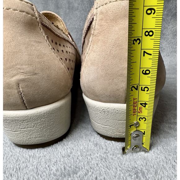 Earth Woman's Taupe Perforated Nubuck Slip-On Comfort Loafer Flats Size 6.5 - Picture 8 of 11